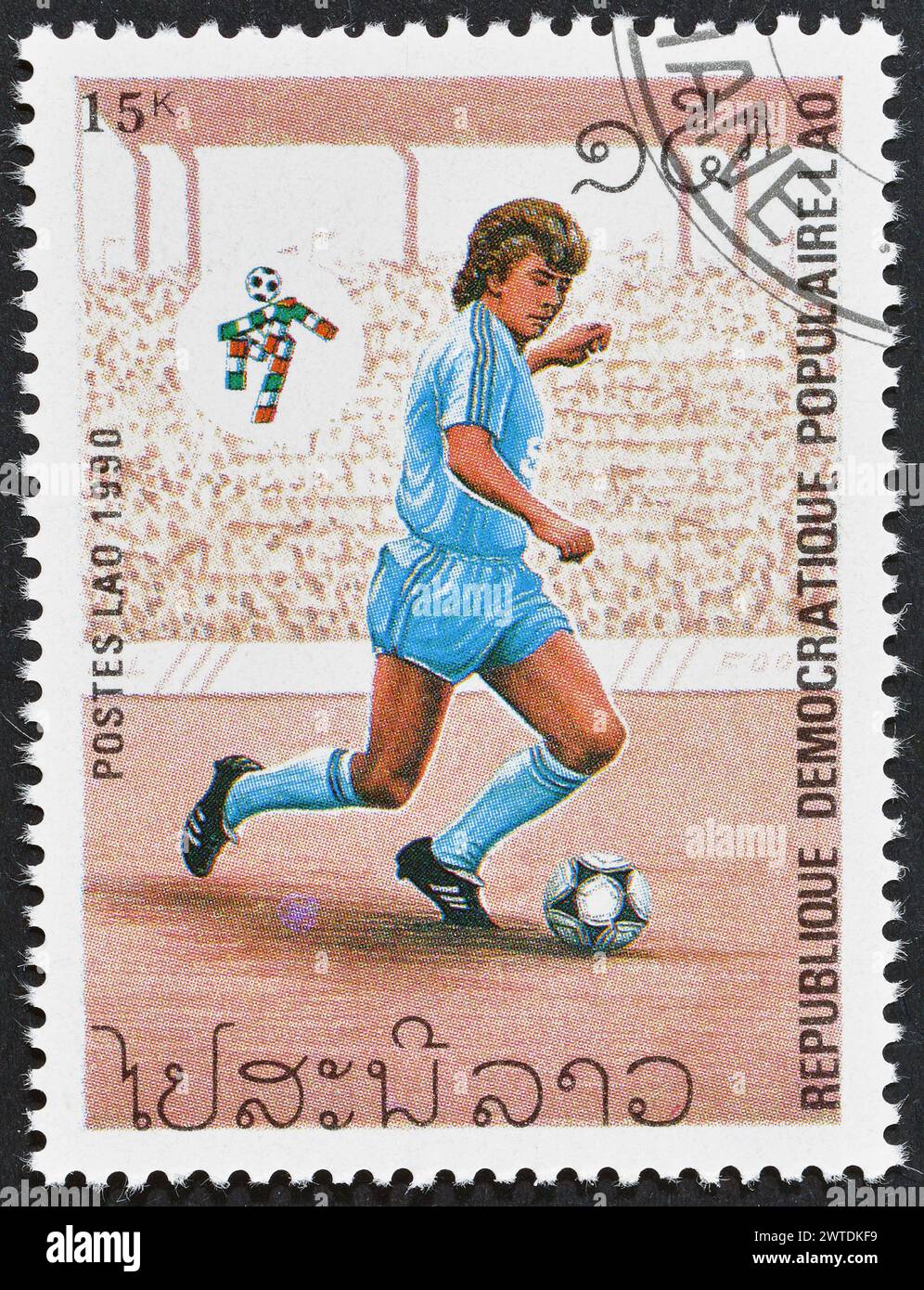 Gestempelte Briefmarke von Laos, die die FIFA Fussball-Weltmeisterschaft 1990, Italien, um 1990 fördert. Stockfoto