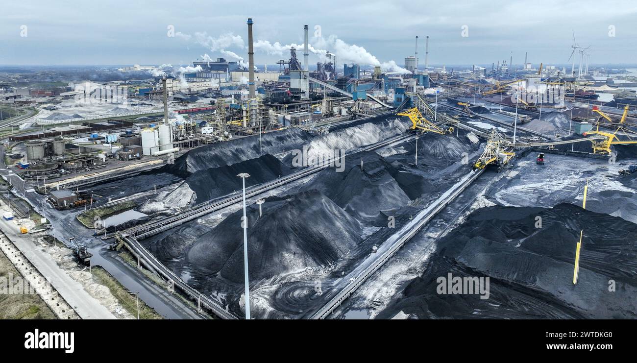 IJMUIDEN - Drohnenfoto des Stahlwerks Tata Steel Niederlande. Verschiedene Organisationen haben sich vor Gericht gestellt, um gegen eine Genehmigung gemäß dem Nature Management Act zu protestieren, die Tata Steel für den Bau einer künstlichen Düne aus Stahlschlacke erhalten hat. ANP JEROEN JUMELET niederlande Out - belgien Out Credit: ANP/Alamy Live News Stockfoto