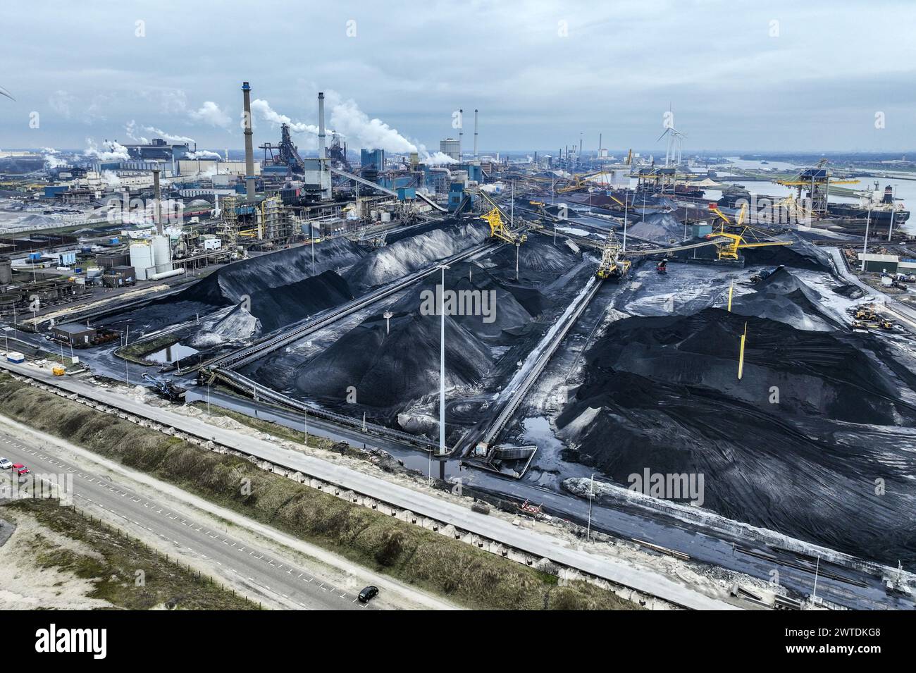 IJMUIDEN - Drohnenfoto des Stahlwerks Tata Steel Niederlande. Verschiedene Organisationen haben sich vor Gericht gestellt, um gegen eine Genehmigung gemäß dem Nature Management Act zu protestieren, die Tata Steel für den Bau einer künstlichen Düne aus Stahlschlacke erhalten hat. ANP JEROEN JUMELET niederlande Out - belgien Out Credit: ANP/Alamy Live News Stockfoto