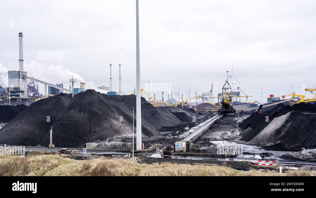 IJMUIDEN - Stahlwerk Tata Steel Niederlande. Verschiedene Organisationen haben sich vor Gericht gestellt, um gegen eine Genehmigung gemäß dem Nature Management Act zu protestieren, die Tata Steel für den Bau einer künstlichen Düne aus Stahlschlacke erhalten hat. ANP JEROEN JUMELET niederlande Out - belgien Out Credit: ANP/Alamy Live News Stockfoto