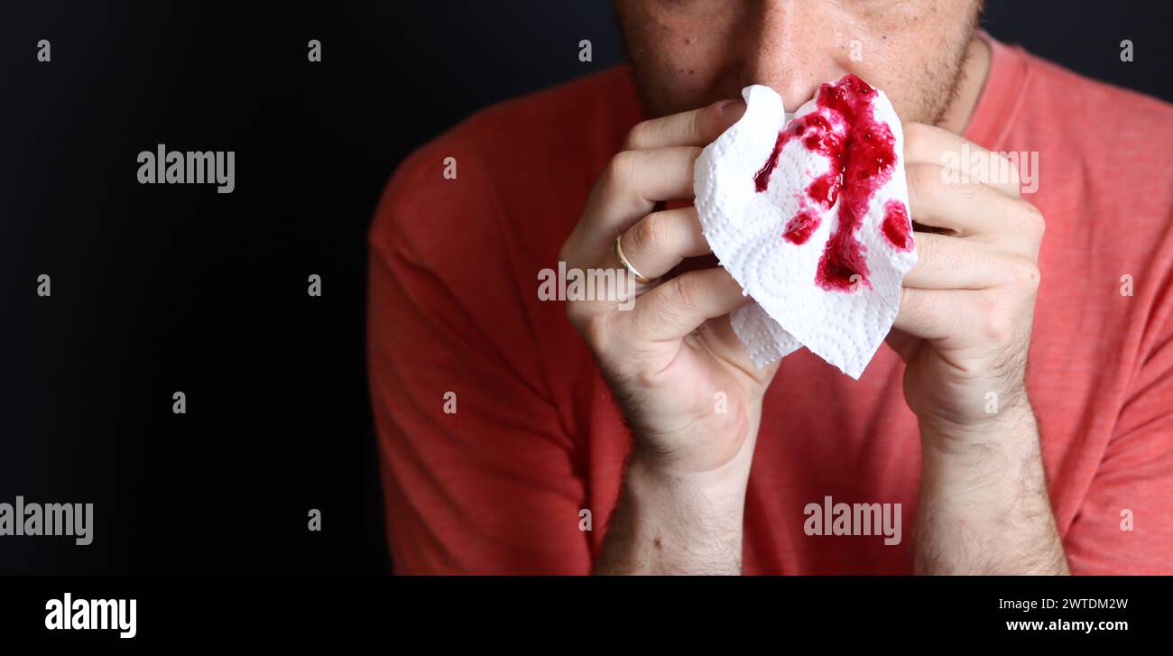 Mann, der ein blutiges Taschentuch in der Hand hält, Nahaufnahme Stockfoto