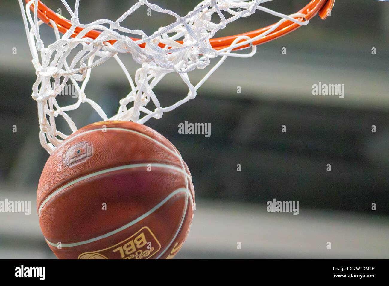 Symbolbild Easy Credit BBL (Basketball Bundesliga, Deutschland): Der offizielle Spielball der BBL landet im Korb Stockfoto