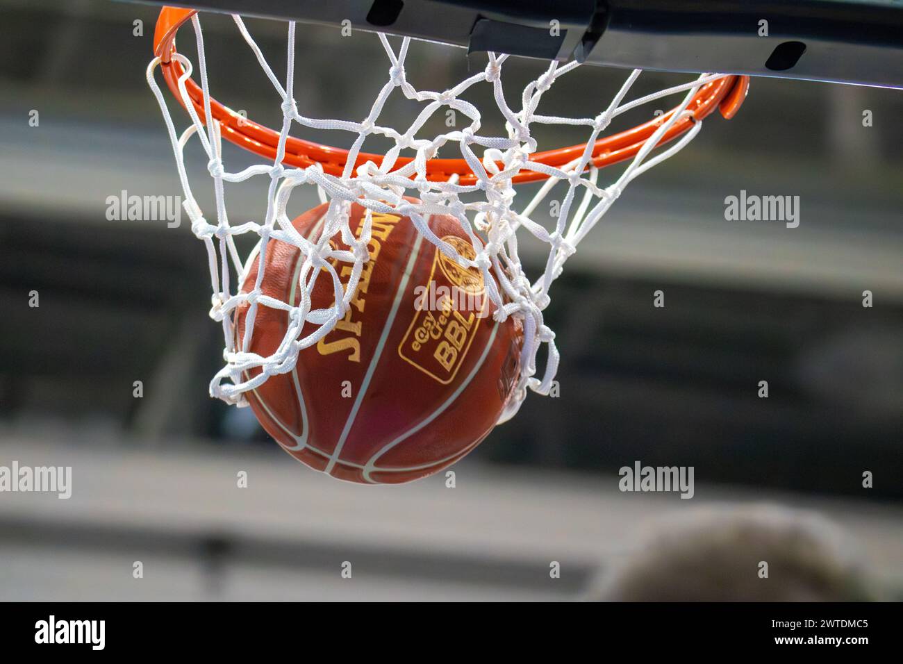 Symbolbild Easy Credit BBL (Basketball Bundesliga, Deutschland): Der offizielle Spielball der BBL landet im Korb Stockfoto