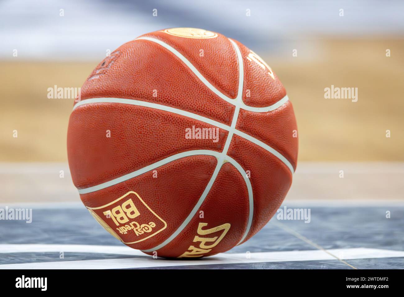 Symbolbild Easy Credit BBL (Basketball Bundesliga, Deutschland): Nahaufnahme vom offiziellen Spielball der BBL Stockfoto