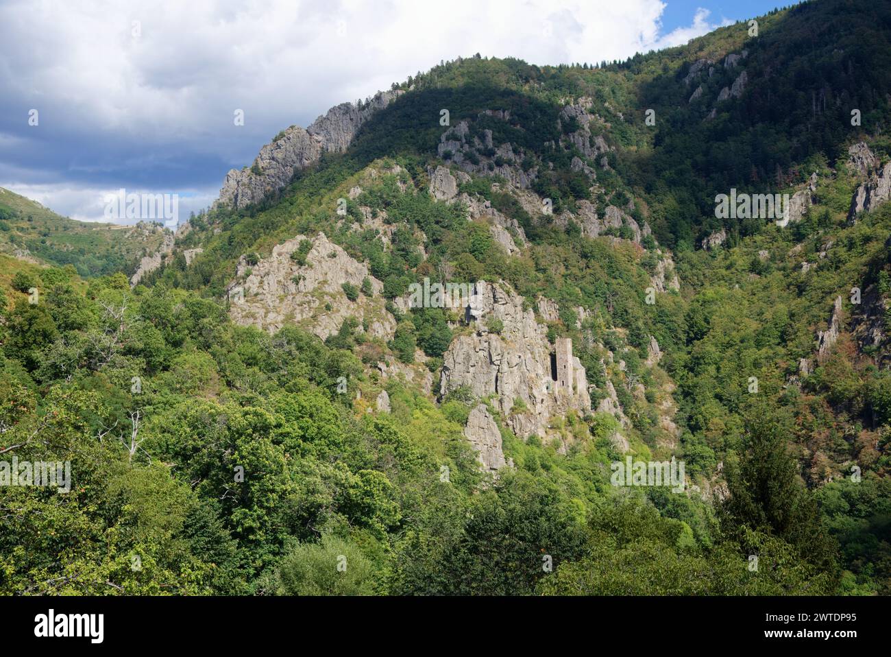 les Gorges et la Tour de Borne au pied du petit Village de Borne dans le Vercors Stockfoto