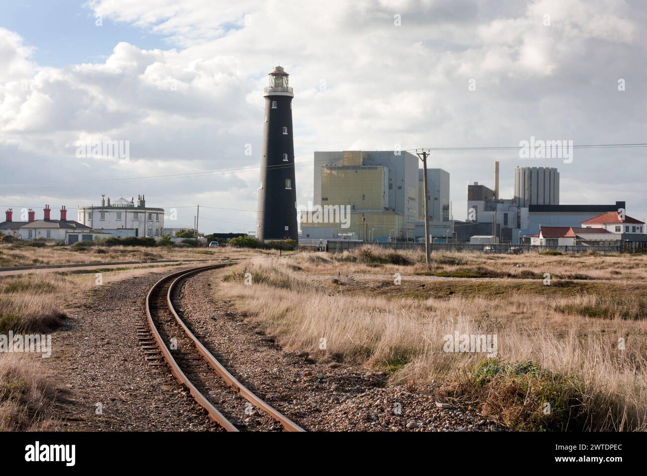 Kontrast des alten Leuchtturms zum Kernkraftwerk Dungeness EDF, Dungeness, Kent, England Stockfoto