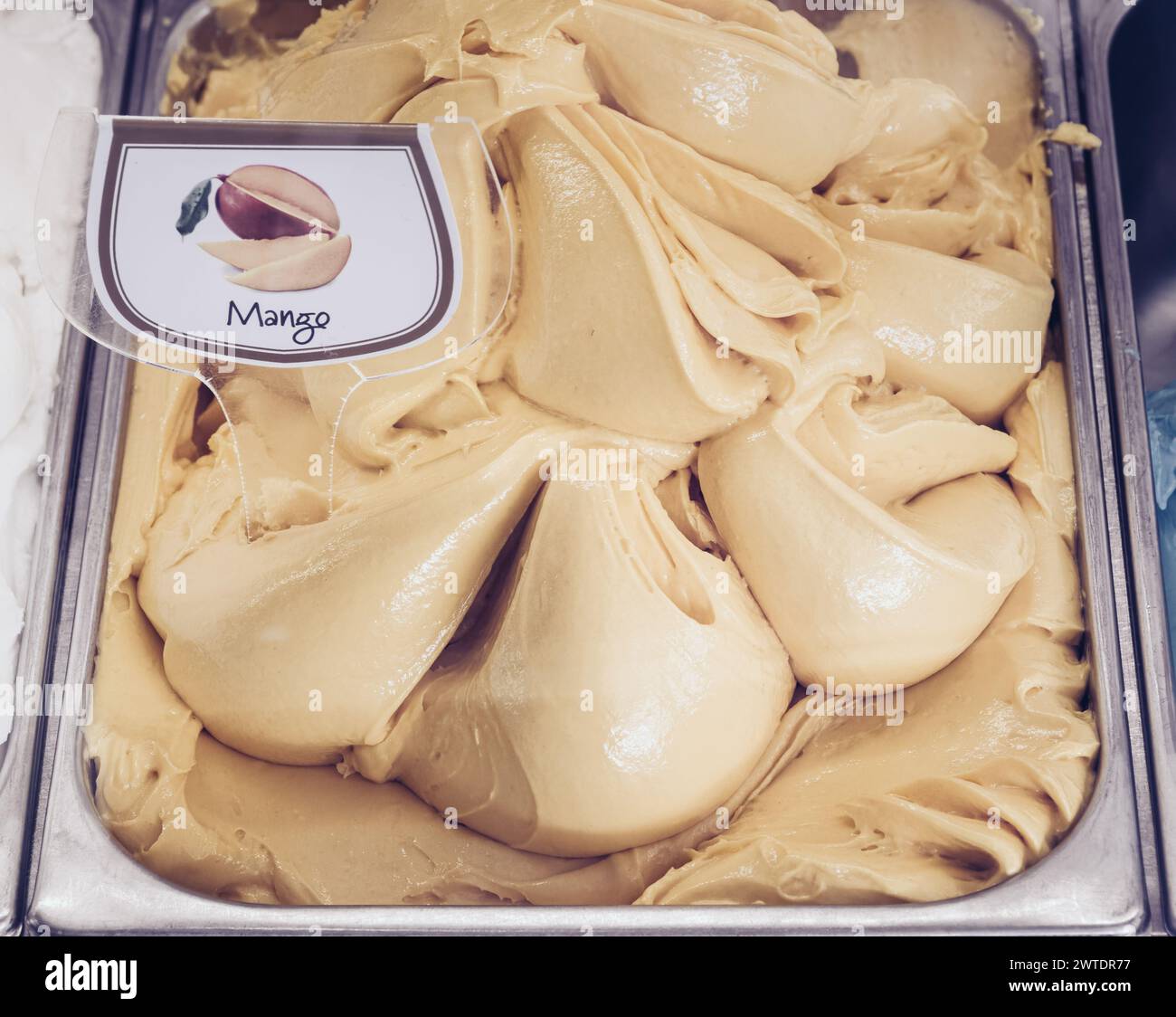 Eine köstliche Präsentation von Mango Gelato (Sesimbra, Portugal) Stockfoto