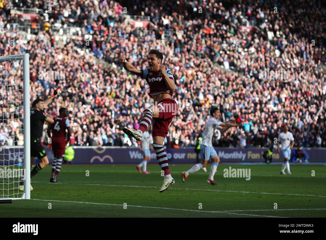 London, Großbritannien. März 2024. Konstantinos Mavropanos von West Ham United feiert sein Ziel, es 2-1 zu schaffen, aber das Tor wird vom VAR während des Premier League-Spiels West Ham United gegen Aston Villa im London Stadium, London, Vereinigtes Königreich, 17. März 2024 (Foto: Gareth Evans/News Images) in London ausgeschlossen. Vereinigtes Königreich am 17. März 2024. (Foto: Gareth Evans/News Images/SIPA USA) Credit: SIPA USA/Alamy Live News Stockfoto