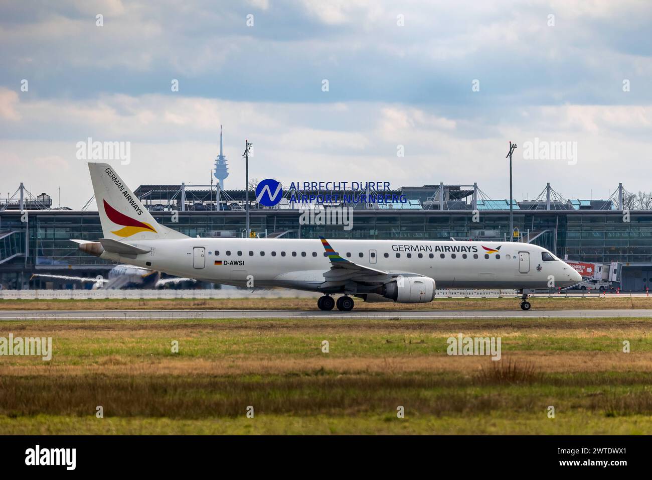 Flughafen Albrecht Dürer Nürnberg eine Embraer E190LR startet in Richtung Amsterdam. German Airways betreibt im Wetlease diese Route für die niederländische Fluggesellschaft KLM zum AirFrance/KLM-Hub Amsterdam Schipol. Nürnberg Bayern Deutschland *** Flughafen Albrecht Dürer Nürnberg an Embraer E190LR startet nach Amsterdam German Airways betreibt diese Strecke als Wet-Lease für die niederländische Fluggesellschaft KLM zum AirFrance KLM Hub Amsterdam Schipol Nürnberg Bavaria Germany 20240317-6V2A6649-Bearbeitet Stockfoto