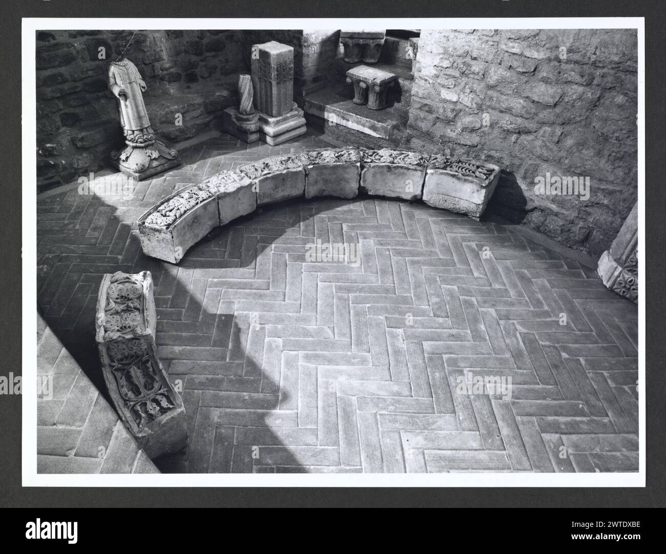 Abruzzen Pescara Penne Palazzo Vescovile, Museo1. Hutzel, Max 1960-1990 Mittelalter: Architektur; Architekturskulptur (abgetrennt); Skulptur. Postmittelalterlich: Skulptur, Malerei, architektonische Skulptur (freistehend), Altartuch: Objekte aus Penne und Loreto Apruntino. Der in Deutschland geborene Fotograf und Gelehrte Max Hutzel (1911–1988) fotografierte in Italien von den frühen 1960er Jahren bis zu seinem Tod. Das Ergebnis dieses Projekts, von Hutzel als Foto Arte Minore bezeichnet, ist eine gründliche Dokumentation der kunsthistorischen Entwicklung in Italien bis zum 18. Jahrhundert, einschließlich der Objekte der Etrusker und Römer, Stockfoto