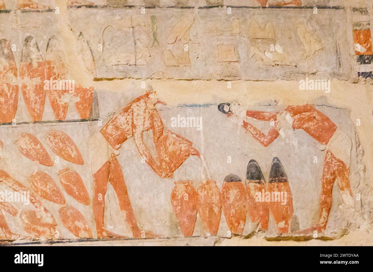 Ägypten, Sakkara, Grab von Ty, Bier in die Gläser gießen und die Gläser schließen. Stockfoto