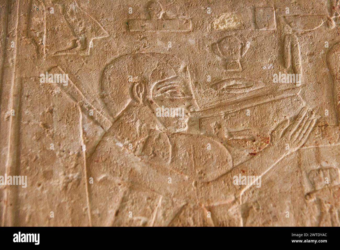 Ägypten, Sakkara, Grab von Niankhkhnum und Chnumhotep, ein Mann trinkt. Stockfoto