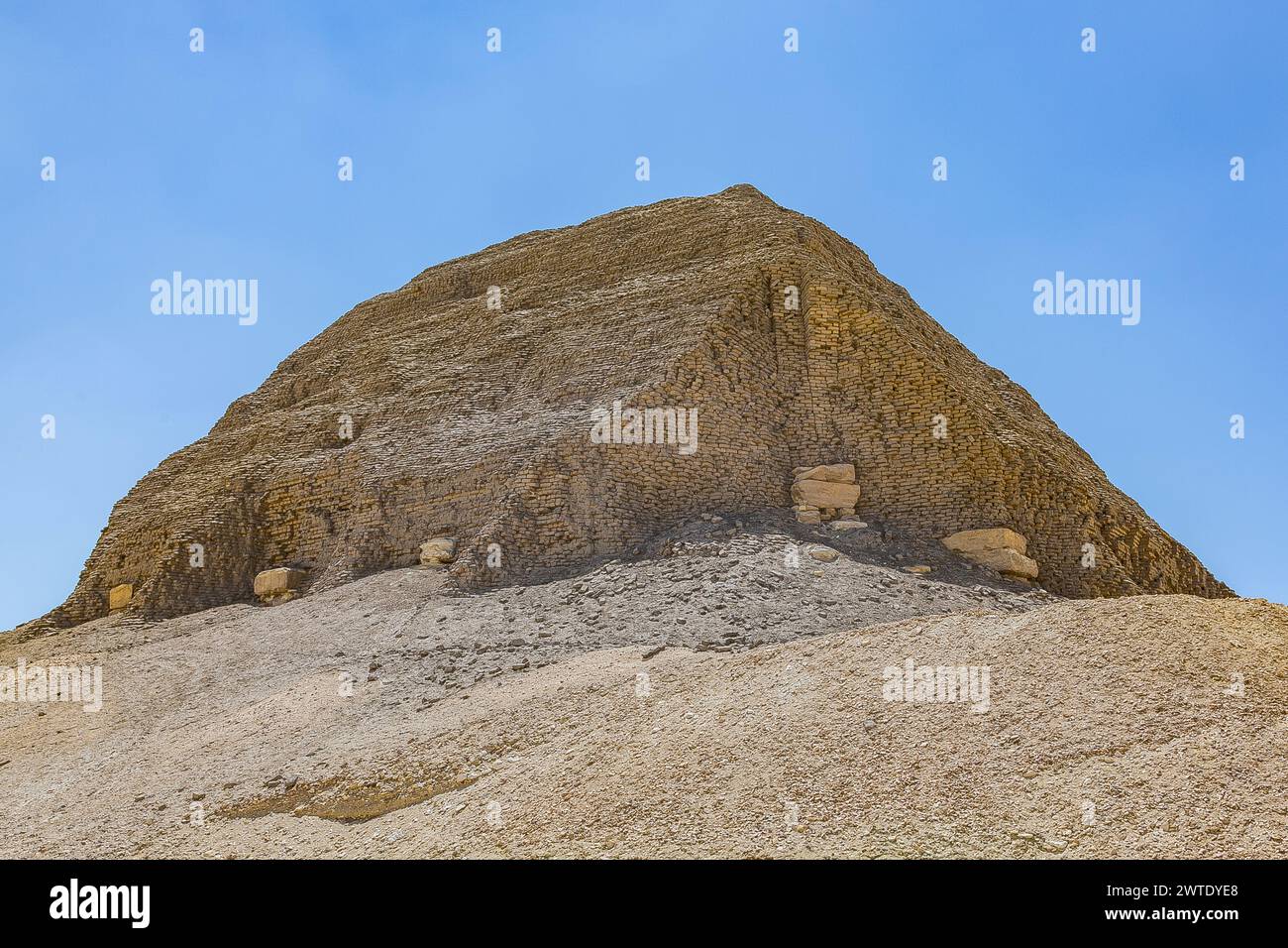 Ägypten, Region Fayum, El Lahun, Pyramide von Sesostris II., Ziegelsteine verstärkt durch harte Steinstrukturen. Stockfoto