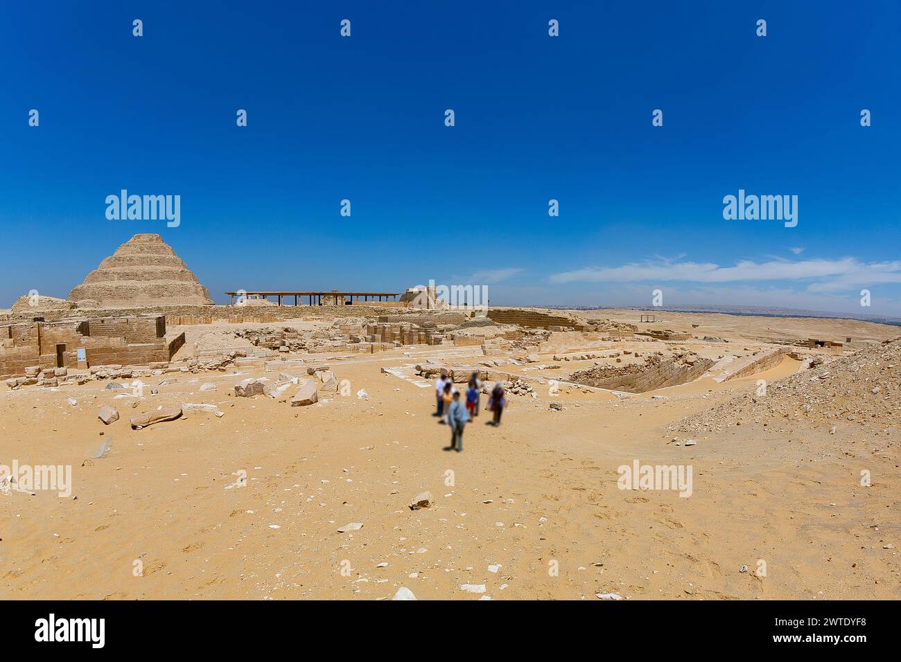 Ägypten, Sakkara, Djoser Pyramidenkomplex hinten, Unas Damm und seine Barquebäume vorne. Stockfoto