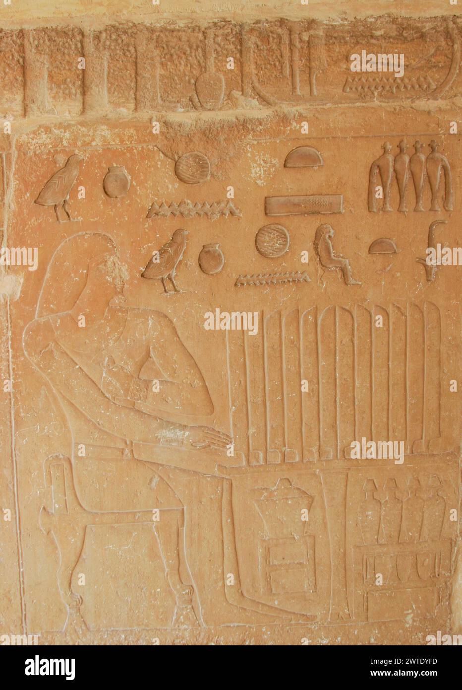 Ägypten, Sakkara, in der Nähe des Unas-Damms, Ruinen der Khenu-Mastaba: Khenu sitzt vor einem Tisch voller Brotscheiben. Stockfoto