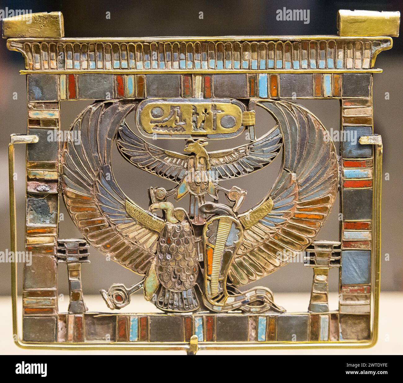 Ägypten, Sakkara, Serapeum, pectoral : Ein Falke mit Widderkopf hebt die Kartusche von Ramses II. An Stockfoto