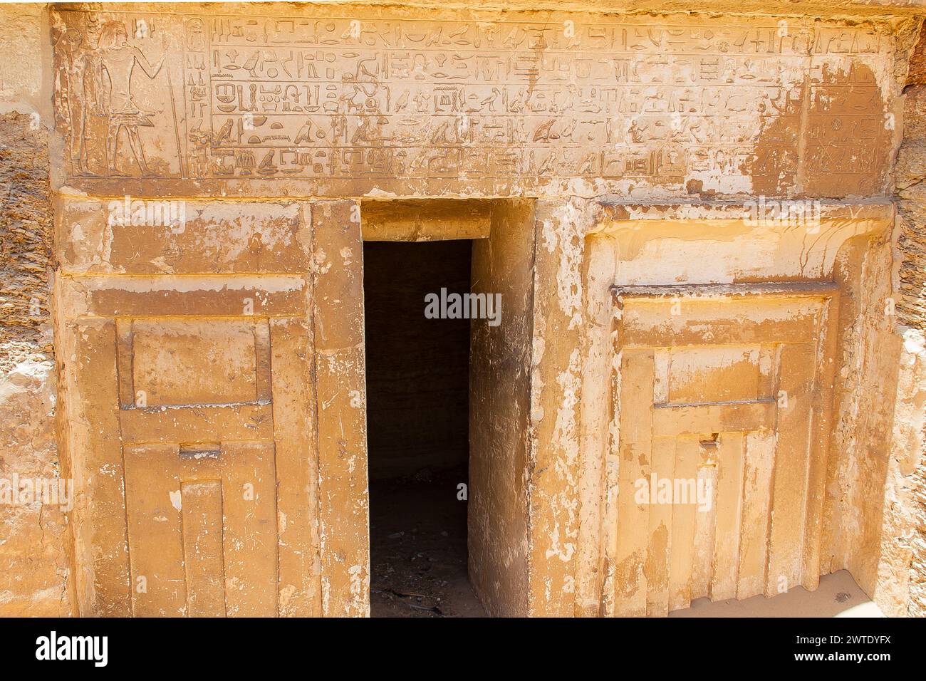 Ägypten, Sakkara, nahe dem Unas-Damm, Ruinen der Iy mastaba: Widmungstext auf dem Sturz und 2 uneingeschriebene falsche Türen. Stockfoto