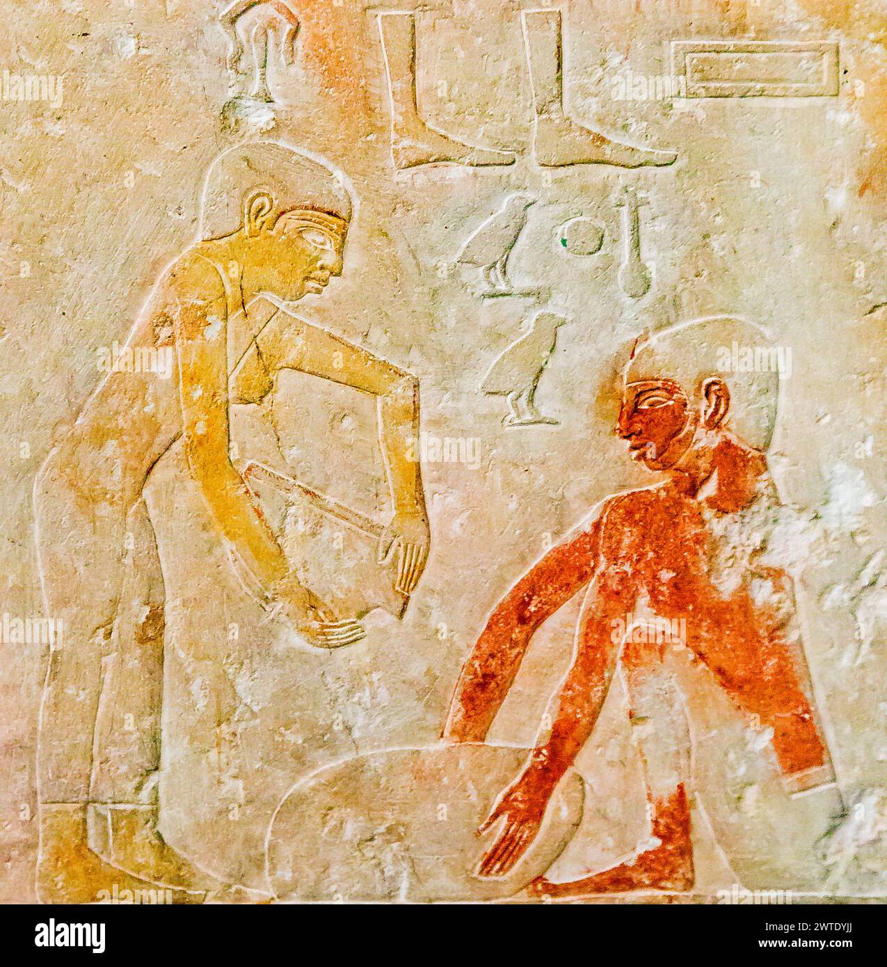 Ägypten, Kairo, Ägyptisches Museum, aus dem Grab von Kaemrehu, Saqqara, Detail eines großen Reliefs Darstellung landwirtschaftlicher Szenen : Hinzufügen von Wasser in Bierteig. Stockfoto