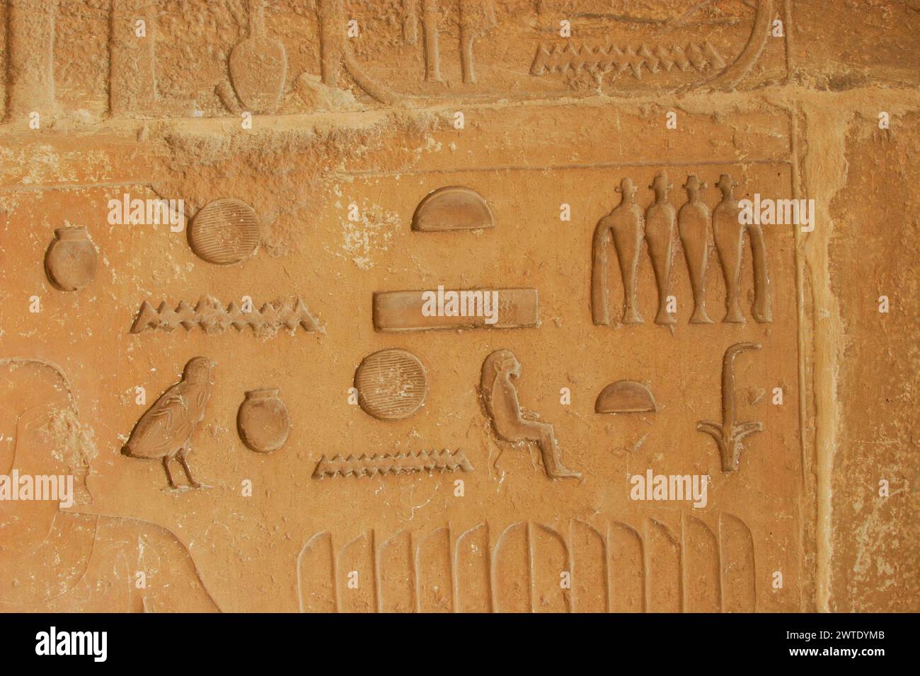 Ägypten, Sakkara, in der Nähe des Unas-Damms, Ruinen der Khenu-Mastaba: Text mit seinem Namen. Stockfoto