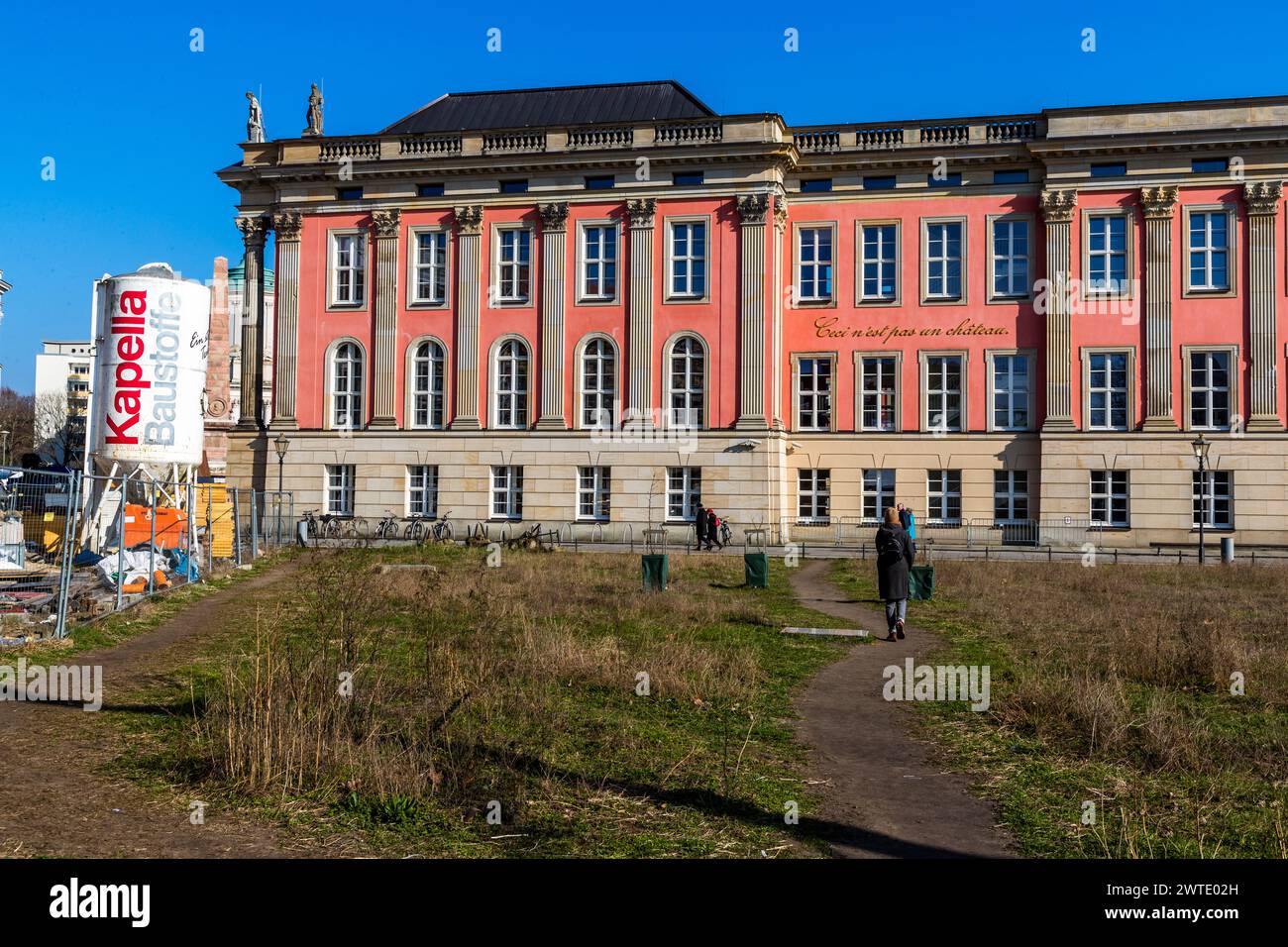 In Anspielung auf René Magrittes Ölgemälde einer Pfeife mit der Negativbeschriftung „Ceci n'EST pas une pipe“ lautet die Fassade des brandenburgischen Landtags auf Französisch „Ceci n'EST pas un chateaux“, was auf die Unzuverlässigkeit der Wahrnehmung hinweist, wie Magritte es tat. Hinter der barocken dreistöckigen Fassade befindet sich ein modernes fünfstöckiges Verwaltungs- und parlamentsgebäude. Der brandenburgische landtag befindet sich hinter der restaurierten Fassade des Potsdamer Stadtschlosses. Die Künstlerin Annette Paul hat die Worte „Ceci n'EST pas un château“ in Goldbuchstaben als ironische Distanz zum ersten Eindruck hinzugefügt Stockfoto