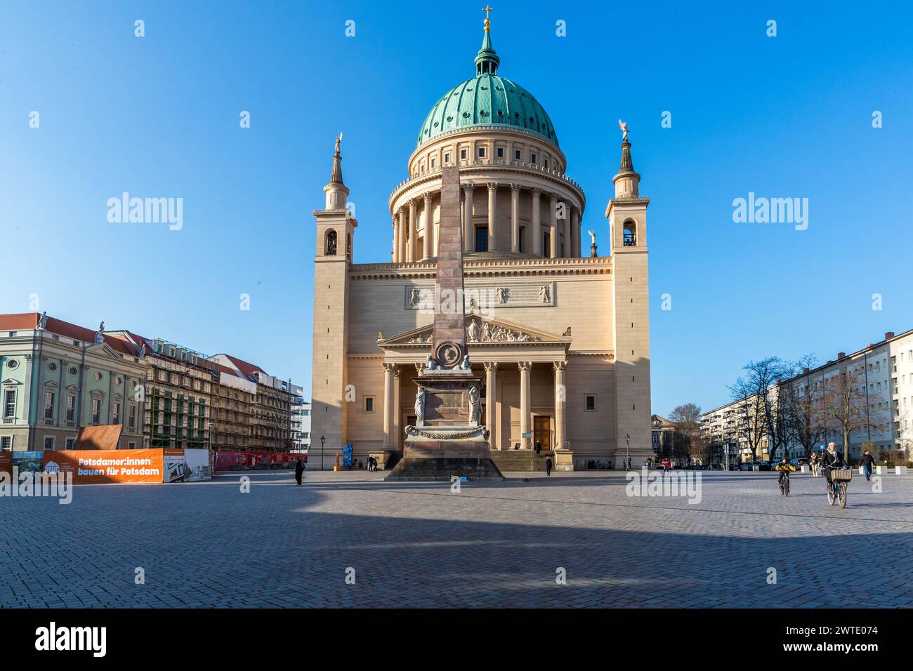 Alter Markt mit Obelisken und St. Nikolaikirche in Potsdam, Brandenburg, Brandenburg, Deutschland Stockfoto