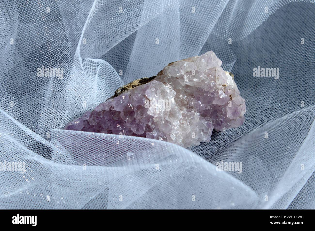 Set aus verschiedenen Amethyst-Naturmineralsteinen und Edelsteinen auf grauem Papierhintergrund, Draufsicht Stockfoto