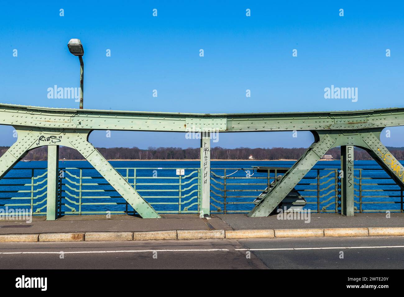 Auf der Glienicker Brücke ist die unterschiedliche Lackierung (hellgrün - DDR, dunkelgrün = Westdeutschland) auch nach der deutschen Wiedervereinigung erhalten geblieben. Glienicker Brücke, Potsdam/Berlin, Deutschland Stockfoto