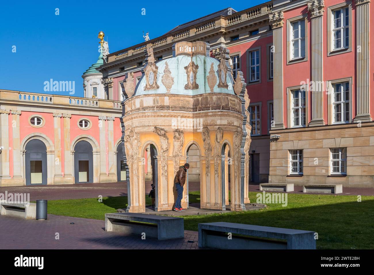 Im Innenhof des brandenburgischen Landtags befindet sich eine Nachbildung des alten Potsdamer Stadtschlosses, das im Zweiten Weltkrieg schwer beschädigt wurde und dessen Ruinen in der DDR-Zeit abgerissen wurden. Der brandenburgische landtag befindet sich hinter der wiederaufgebauten Fassade des ehemaligen preußischen Stadtschlosses. Alter Markt, Potsdam, Brandenburg, Brandenburg, Deutschland Stockfoto