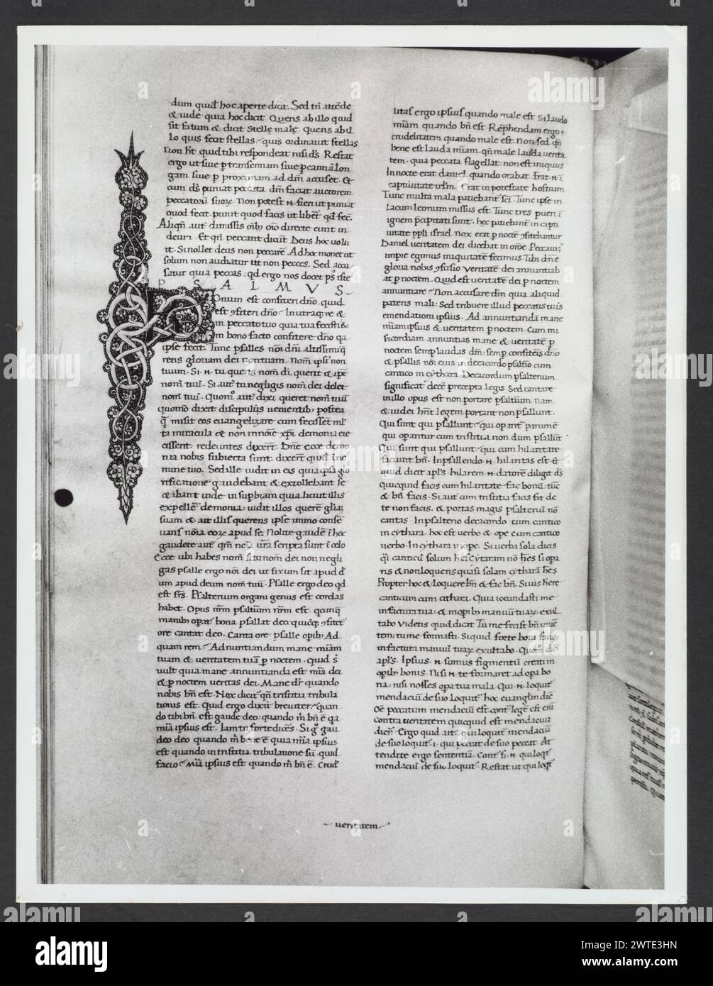 Emilia-Romagna Forli Cesena Biblioteca Comunale50. Hutzel, Max. 1960-1990 .. Mittelalter: Manuskripte: 1) Laurentius Rusius: 'De cura equorum' (15. Jahrhundert) BCM S.XXVI.2 2) Paolo Veneto: 'Geschichte der Ursprünge der Welt durch Heinrich VII.' (14. Jahrhundert) BCM S.XI.5 3) S. Isidorus: Etymologien (Ende des 8. bis Anfang des 9. Jahrhunderts) BCM S.XXI.5 4) Evangeliumsbuch (Evangeliario), Griechisch (10. Jahrhundert) BCM D.XXVII.4 5) Pentateuch, Propheten und Hagiographien, Hebräisch (1348) BCM S.XXIX.1 6) Somnium Scipionis, Sonstiges. (14.-15. Jahrhundert) BCM S.XII.6 7) Boethius: "De Consolatione Philosophie" (14. Jahrhundert) v. Chr Stockfoto