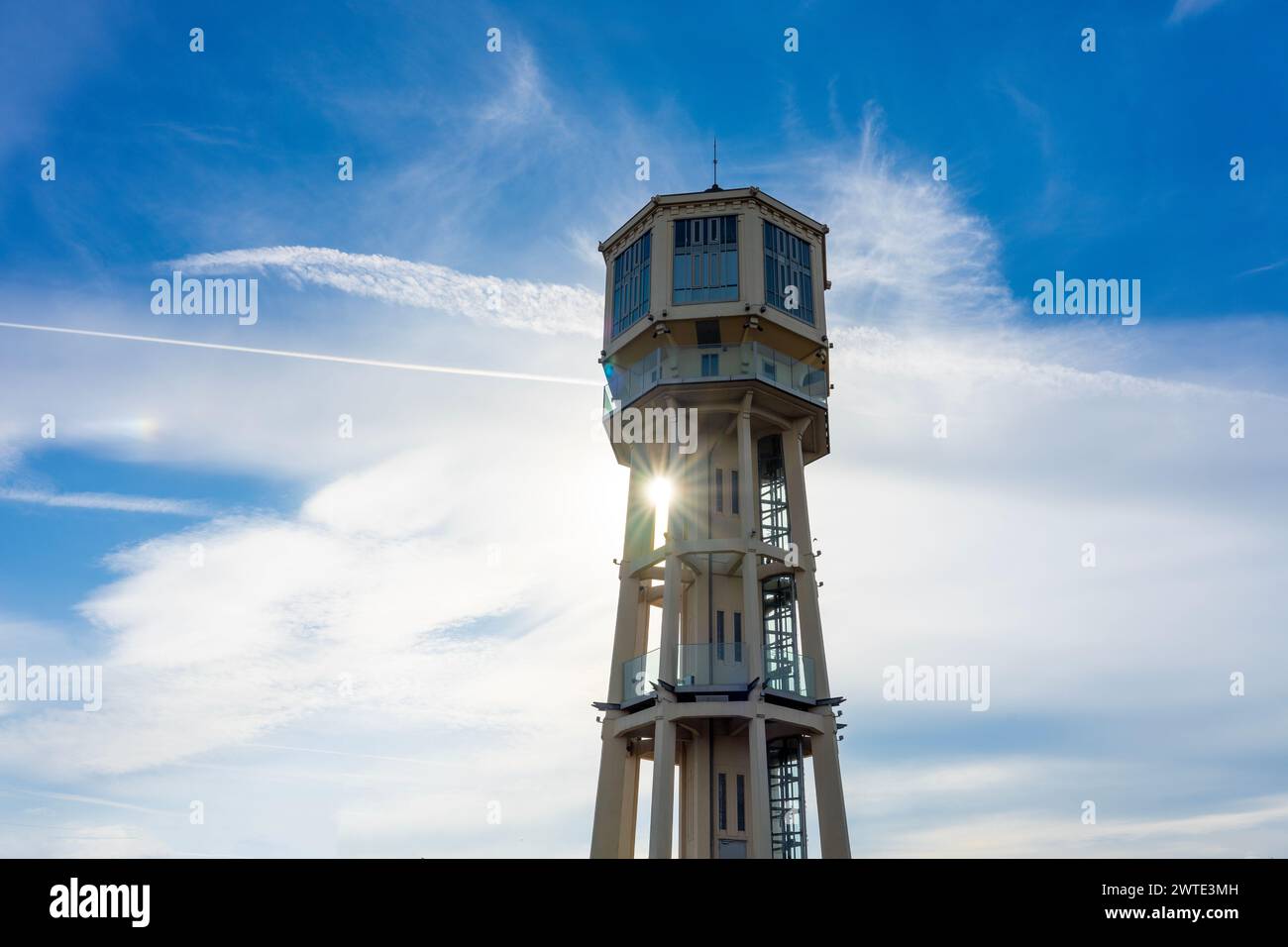 Siofok Wasseraussichtsturm mit blauem Himmel in Ungarn. Stockfoto