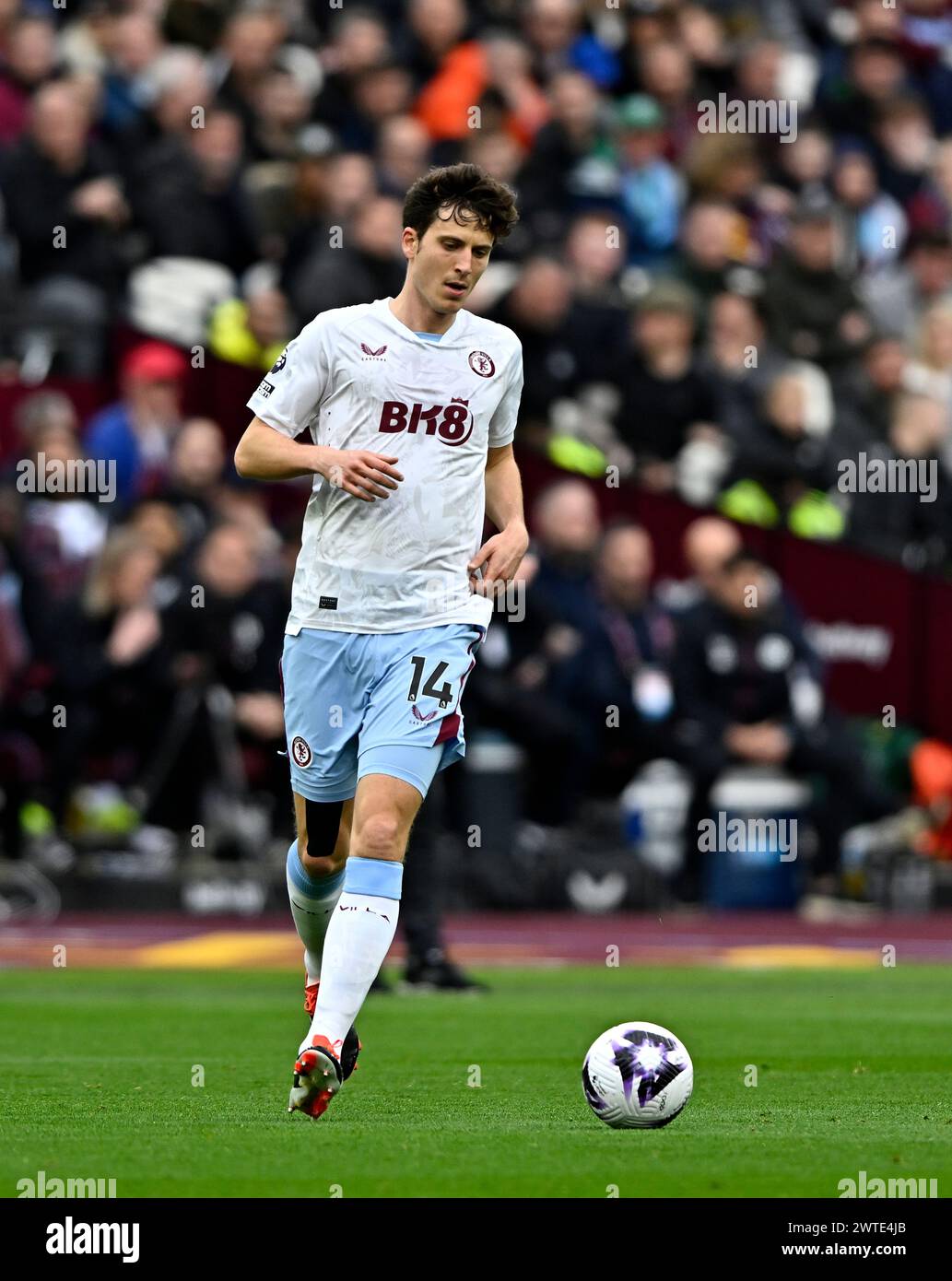 London, Großbritannien. März 2024. Pau Torres (Aston Villa) während des Spiels West Ham vs Aston Villa Premier League im London Stadium Stratford. Dieses Bild ist NUR für REDAKTIONELLE ZWECKE bestimmt. Für jede andere Verwendung ist eine Lizenz von Football DataCo erforderlich. Quelle: MARTIN DALTON/Alamy Live News Stockfoto