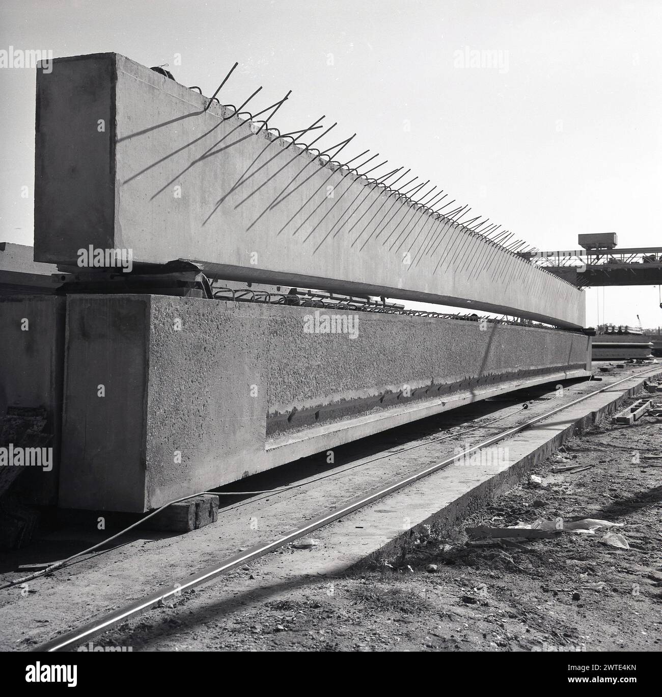 1960er Jahre, historische, große Fertigbeton-Platten, verstärkt mit Stahlstiften, England, Großbritannien. Solche Paneele wurden zum Bau großer Turmblöcke verwendet, die in der Architektur als Brutalismus bezeichnet werden. Stockfoto