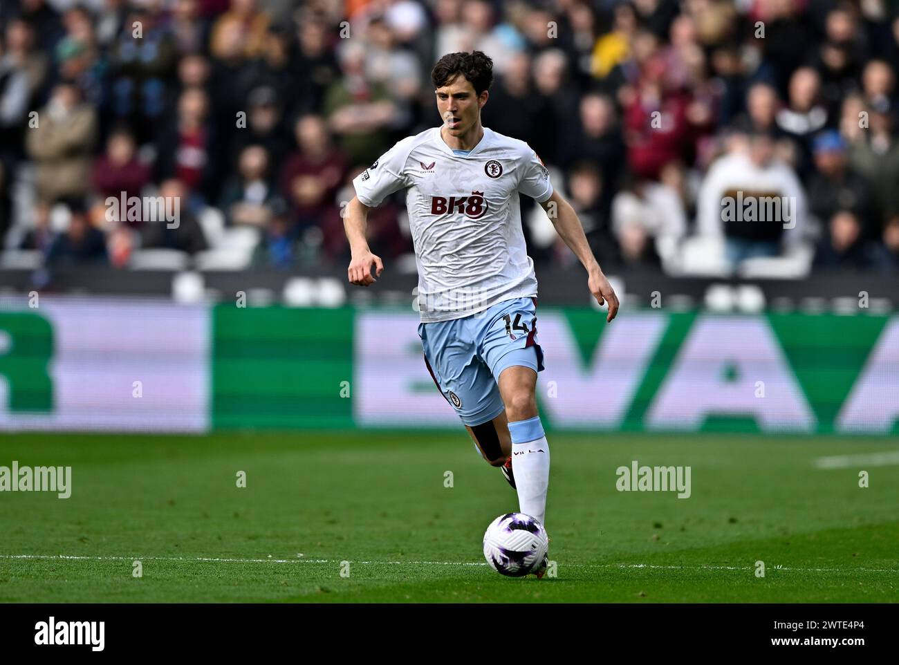 London, Großbritannien. März 2024. Pau Torres (Aston Villa) während des Spiels West Ham vs Aston Villa Premier League im London Stadium Stratford. Dieses Bild ist NUR für REDAKTIONELLE ZWECKE bestimmt. Für jede andere Verwendung ist eine Lizenz von Football DataCo erforderlich. Quelle: MARTIN DALTON/Alamy Live News Stockfoto