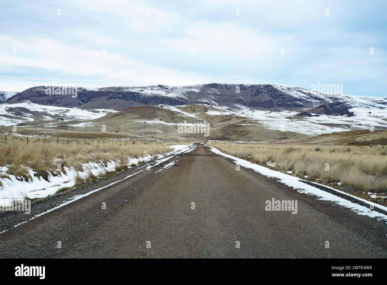 Schotterpiste durch die Wüste, Owyhee Wüste im Winter, Schnee über den owyhees, owyhee Mountains, Oregon und Idaho, Hochwüstenwintern Stockfoto