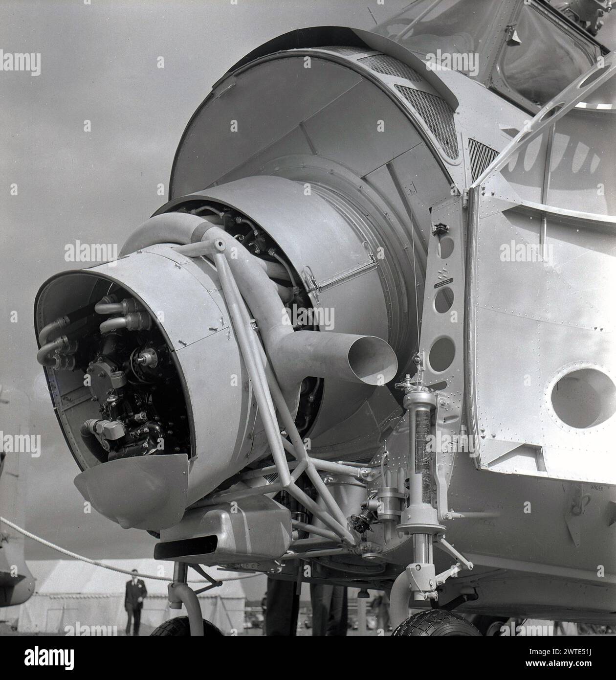 1950er Jahre, historisch, auf einer britischen Flugzeugverkäufe-/Exportausstellung sehen wir ein Bild des Triebwerks eines Prototyps des Westland Wessex, eines in Großbritannien gebauten Turbinenhubschraubers, einer Entwicklung des amerikanischen Militärhubschraubers Sikorsky H-34. Der Wessex wurde für die Royal Navy und später für die Royal Air Force als Such- und Rettungshubschrauber entwickelt. Stockfoto
