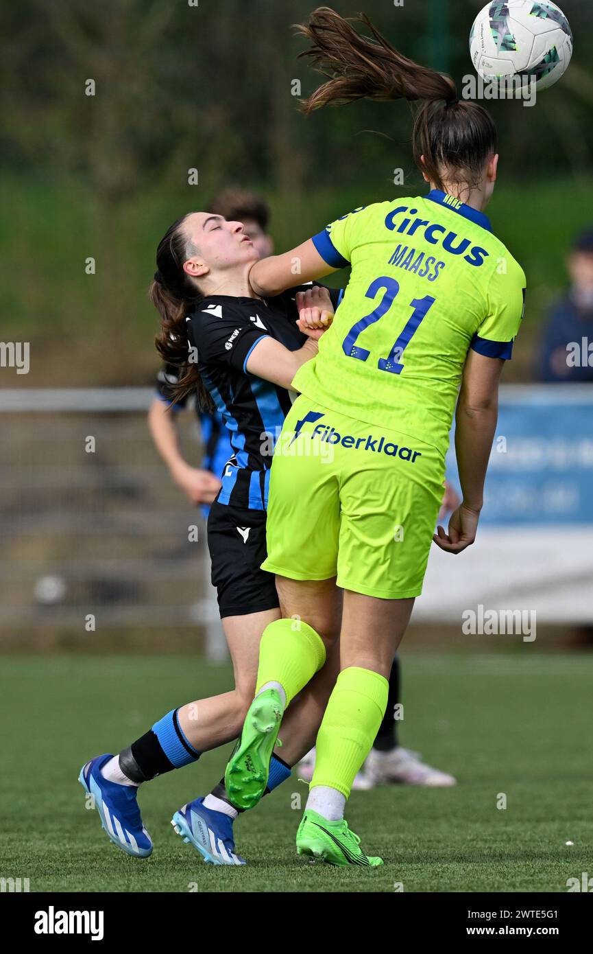 Angel Kerkhove (13) vom Club YLA hat im Bild den Kampf um den Ball mit Elfi Maass (21) von AA Gent während eines Frauenfußballspiels zwischen Club Brugge Dames YLA und AA Gent Ladies im Halbfinale der Saison 2023 - 2024 des Belgischen Frauenpokals gezeigt . am Sonntag den 16 . März 2024 in Aalter , BELGIEN . FOTO SPORTPIX | David Catry Stockfoto