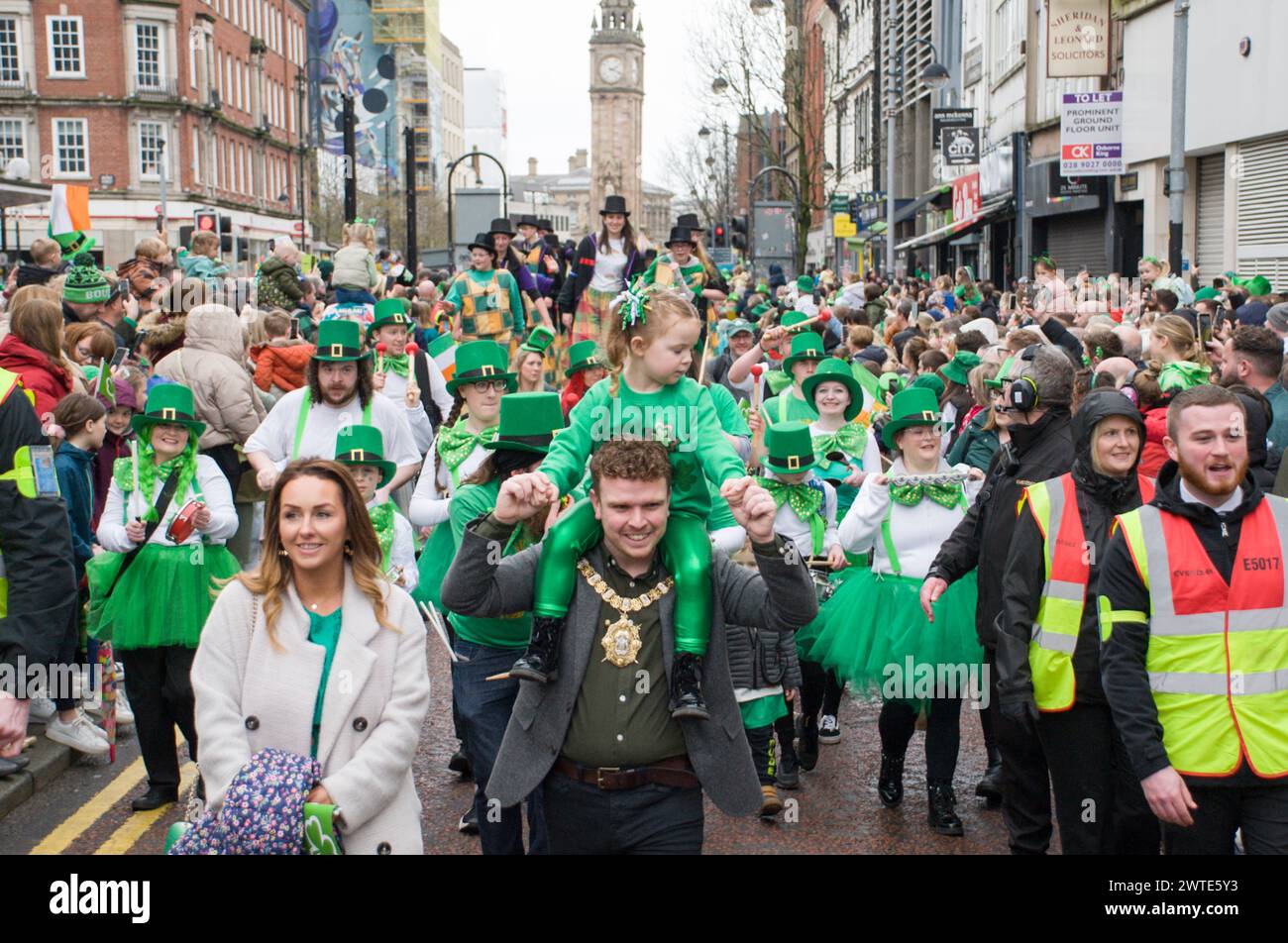 Belfast, Nordirland. März 2024. Bei der St. Patrick's Parade in Belfast City tragen sich bunte Kostüme. Karlis Dzjamko Stockfoto