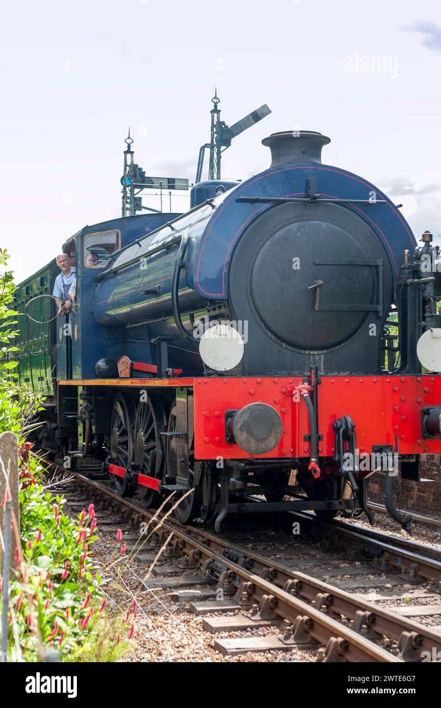 Hunslet „Austerity“ WD192 „Waggoner“-Dampflokomotive nähert sich dem Bahnhof Havenstreet an der Isle of Wight Steam Railway, Isle of Wight, England, Vereinigtes Königreich Stockfoto