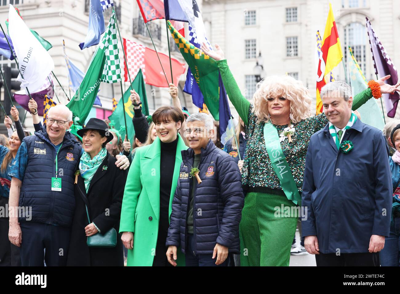 London, Vereinigtes Königreich, 17. März 2024. Über 50000 Menschen nahmen an der jährlichen St. Patrick's Day Parade in London Teil. Die Prozession der Marschkapellen und Wagen begann im Hyde Park mit Panti Bliss als Grand marshall. Zu ihr gehörten auch der Bürgermeister von London Sadiq Khan und die Bildungsministerin Norma Foley. Kredit : Monica Wells/Alamy Live News Stockfoto