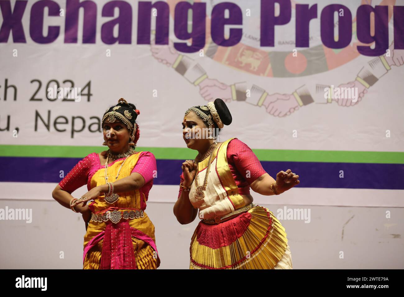 Kathmandu, Nepal. März 2024. Indische Künstler führen den Bharat Natyam-Tanz während einer Veranstaltung in Kathmandu, Nepal, am 17. März 2024 auf. (Foto: Subaas Shrestha/NurPhoto) Credit: NurPhoto SRL/Alamy Live News Stockfoto