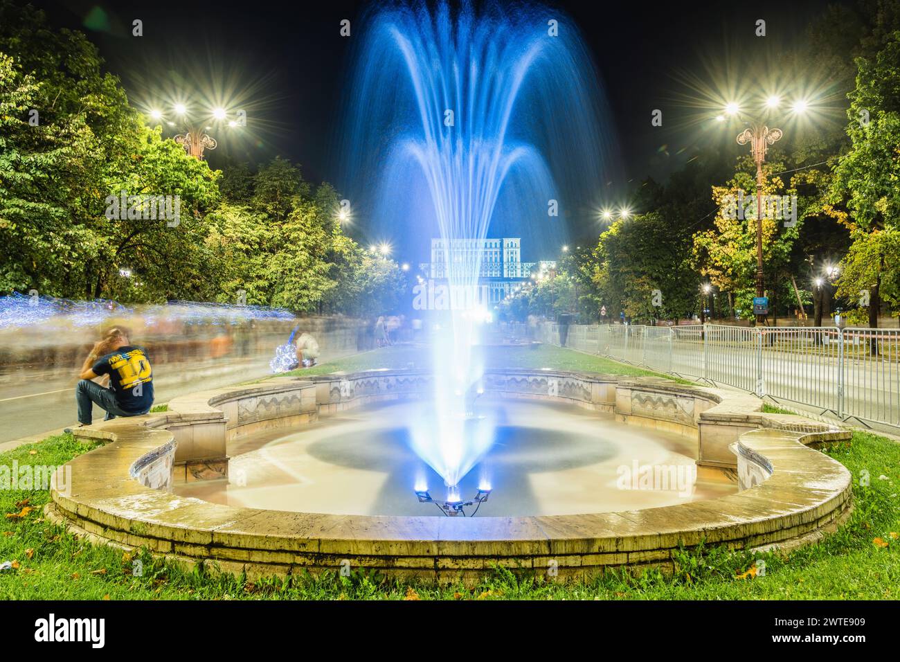 Tanzende Wasserfontänen am Union Square (Piata Unirii) Park im Zentrum von Bukarest, Rumänien. Stockfoto