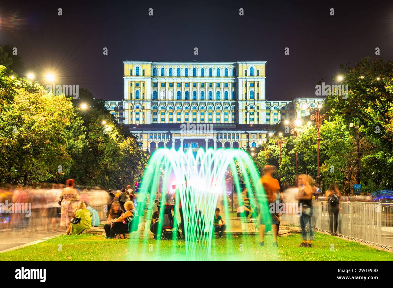 Tanzende Wasserfontänen am Union Square (Piata Unirii) Park im Zentrum von Bukarest, Rumänien und der Palast des Parlaments, auch bekannt als People s Stockfoto