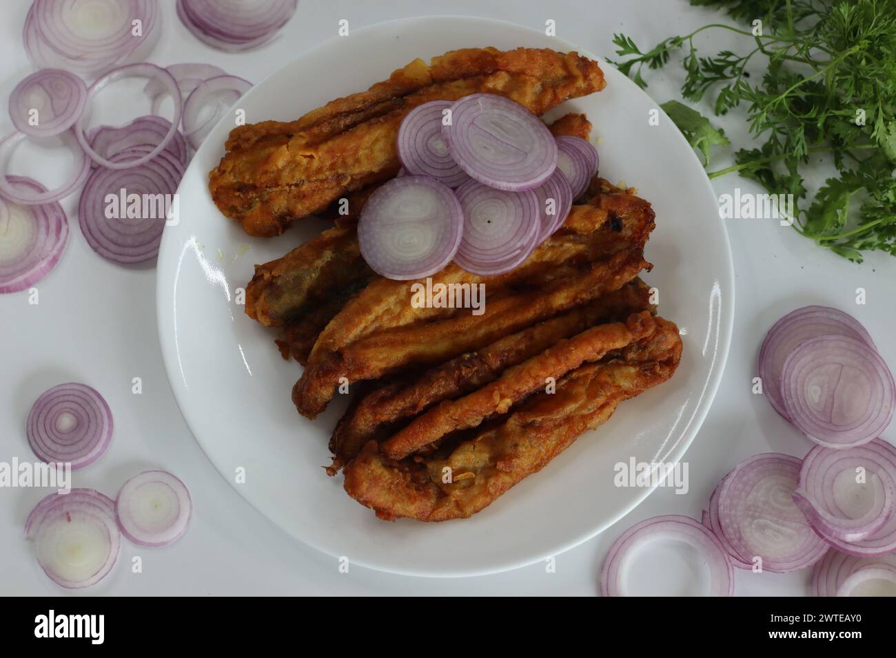 Goldener knuspriger Bombil Fischbraten, köstliches Fischgericht, das in der Mumbai Küstenküche beliebt ist, herzhafter Geschmack, perfekt für Meeresfrüchteliebhaber und kulinarische Enthu Stockfoto