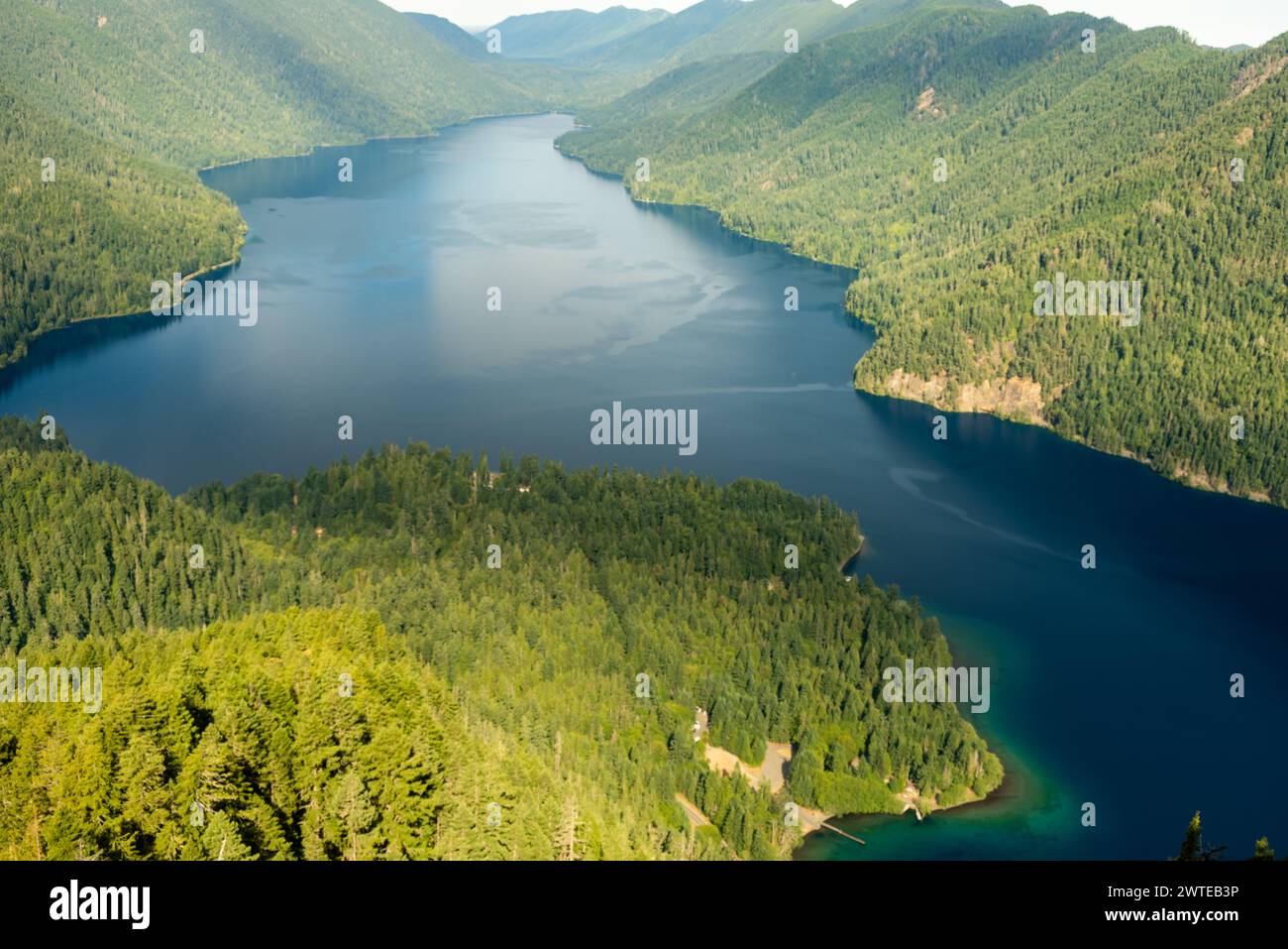 Der Lake Crescent windet sich von oben durch die Olympic Mountains Stockfoto