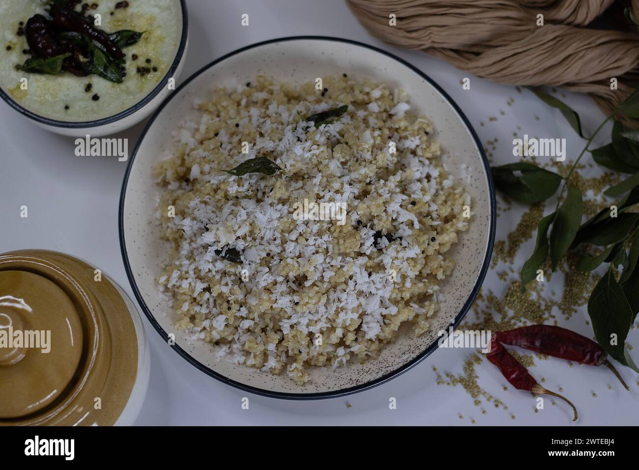 Proso Hirse Uppuma, auch bekannt als Pani Varagu Upma oder Millet Uppittu oder Besenhirse Uppuma. Gesundes südindisches Frühstück, vegan, nahrhaft, p Stockfoto