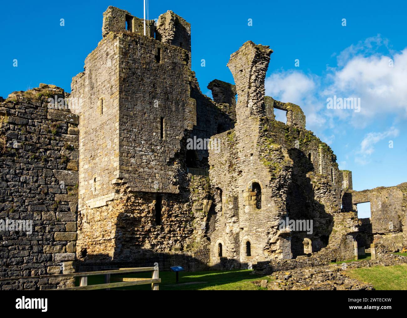 Middleham Castle, Wensleydale, Yorkshire Dales. Die Burg ist mit der mächtigen Familie Neville verbunden. Stockfoto