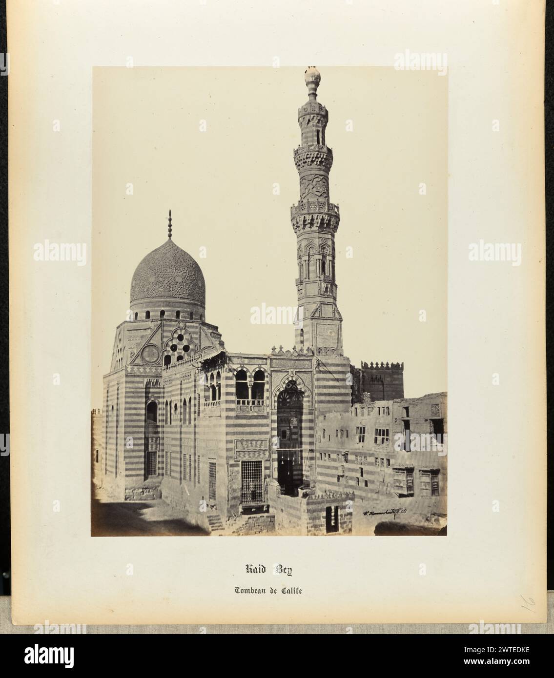 Kaid Bey Moschee. Wilhelm Hammerschmidt, Fotograf (deutsch, geb. Preußen, gestorben 1869) 1860er Jahre ein Außenbild der Kaid-Bey-Moschee in Kairo; Minarett und Kuppel sind im Bild zusammen mit der unteren Hälfte des gemauerten Gebäudes zu sehen. (Recto) oben rechts, in Bleistift: '21'; (rückseitig) unten links, in Bleistift: 'A 32 33 (hamm)' Stockfoto