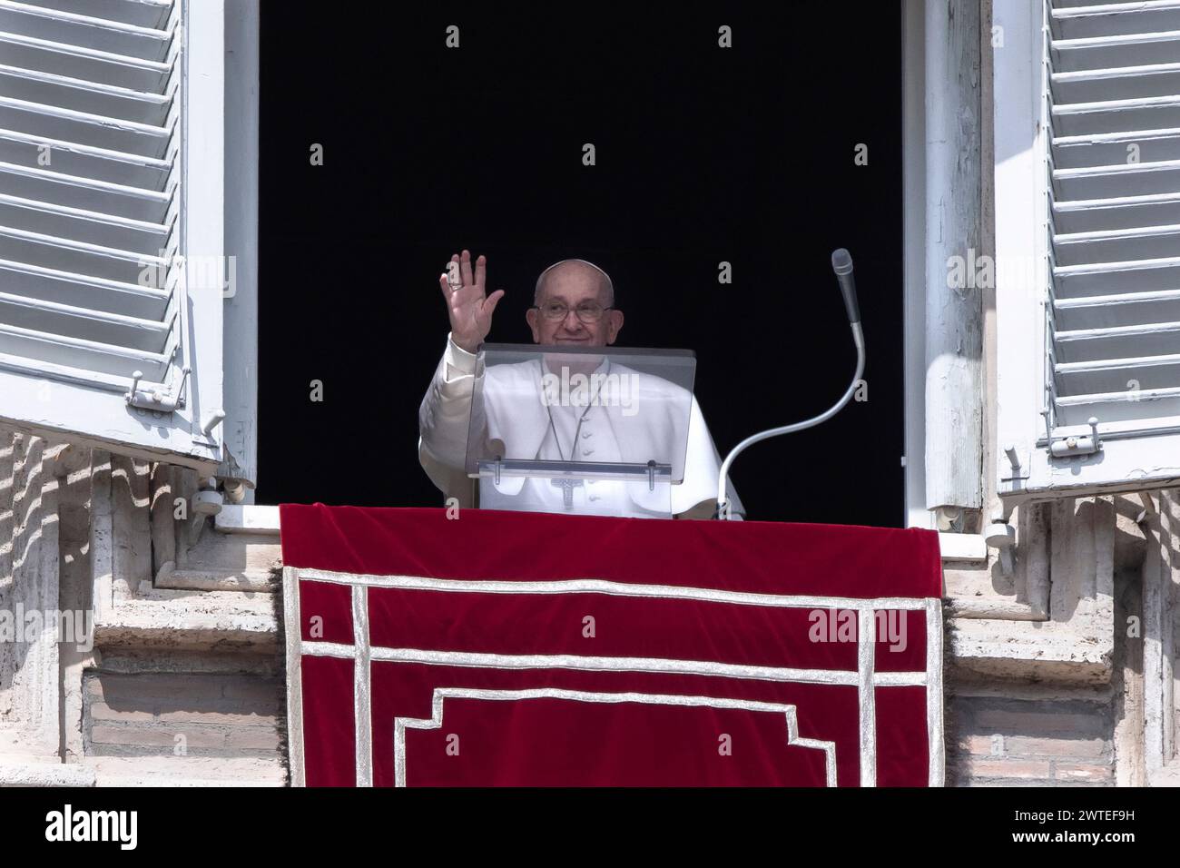 Vatikanstadt, Vatikan, 17. März 2024. Papst Franziskus hält sein Angelus-Mittagsgebet vom Fenster seines Ateliers mit Blick auf den Petersplatz im Vatikan. Maria Grazia Picciarella/Alamy Live News Stockfoto