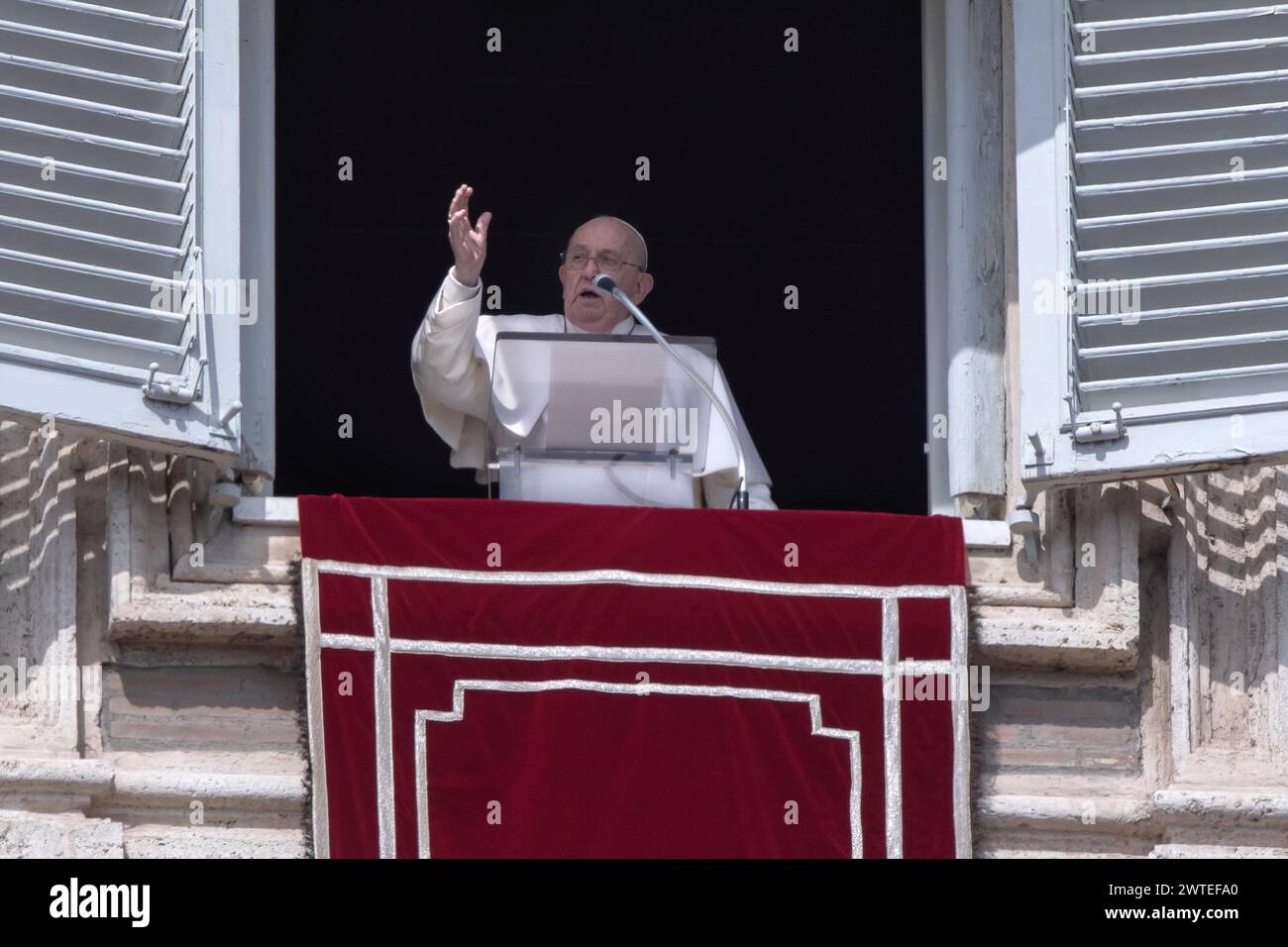 Vatikanstadt, Vatikan, 17. März 2024. Papst Franziskus hält sein Angelus-Mittagsgebet vom Fenster seines Ateliers mit Blick auf den Petersplatz im Vatikan. Maria Grazia Picciarella/Alamy Live News Stockfoto