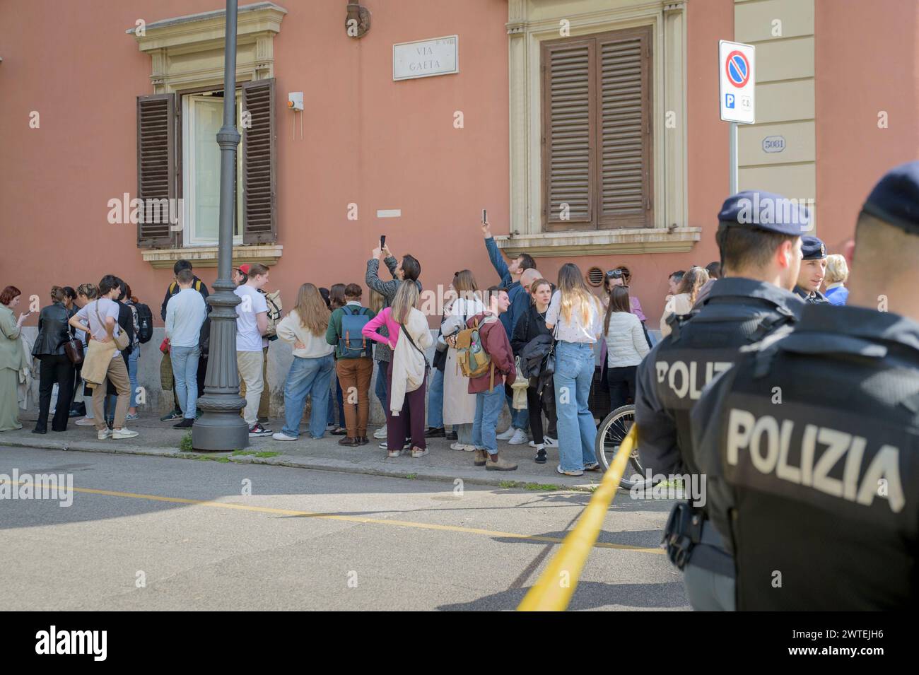 17. März 2024, Rom, Italien: Die Polizei hält die Ordnung für die Menschen aufrecht, die in der russischen Botschaft zu den russischen Präsidentschaftswahlen in Rom anstehen. Eine lange Schlange von Menschen, die die russische Botschaft in Rom für die russischen Präsidentschaftswahlen erreichen. Die Wahlbeteiligung der ersten Wähler begann kurz nach 8 Uhr morgens, aber nach 30 Uhr stieg die Zahl der Wähler rapide an. Nawalnys jüngster Appell forderte die Teilnahme an den Wahllokalen um 12 Uhr am dritten und letzten Tag der offenen Wahlen für die Präsidentschaftswahlen. In Italien war es nur heute möglich, im diplomatischen Hauptquartier in der Capi abzustimmen Stockfoto